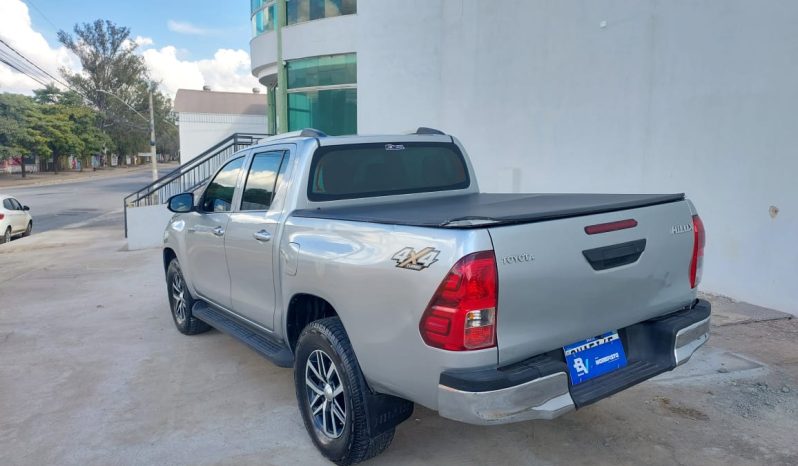 
								Toyota Hilux cheio									