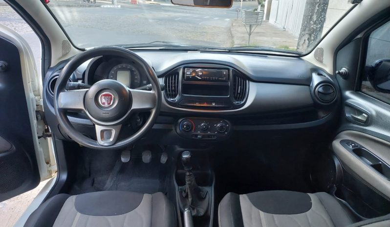 
								Fiat Uno Hatchback cheio									